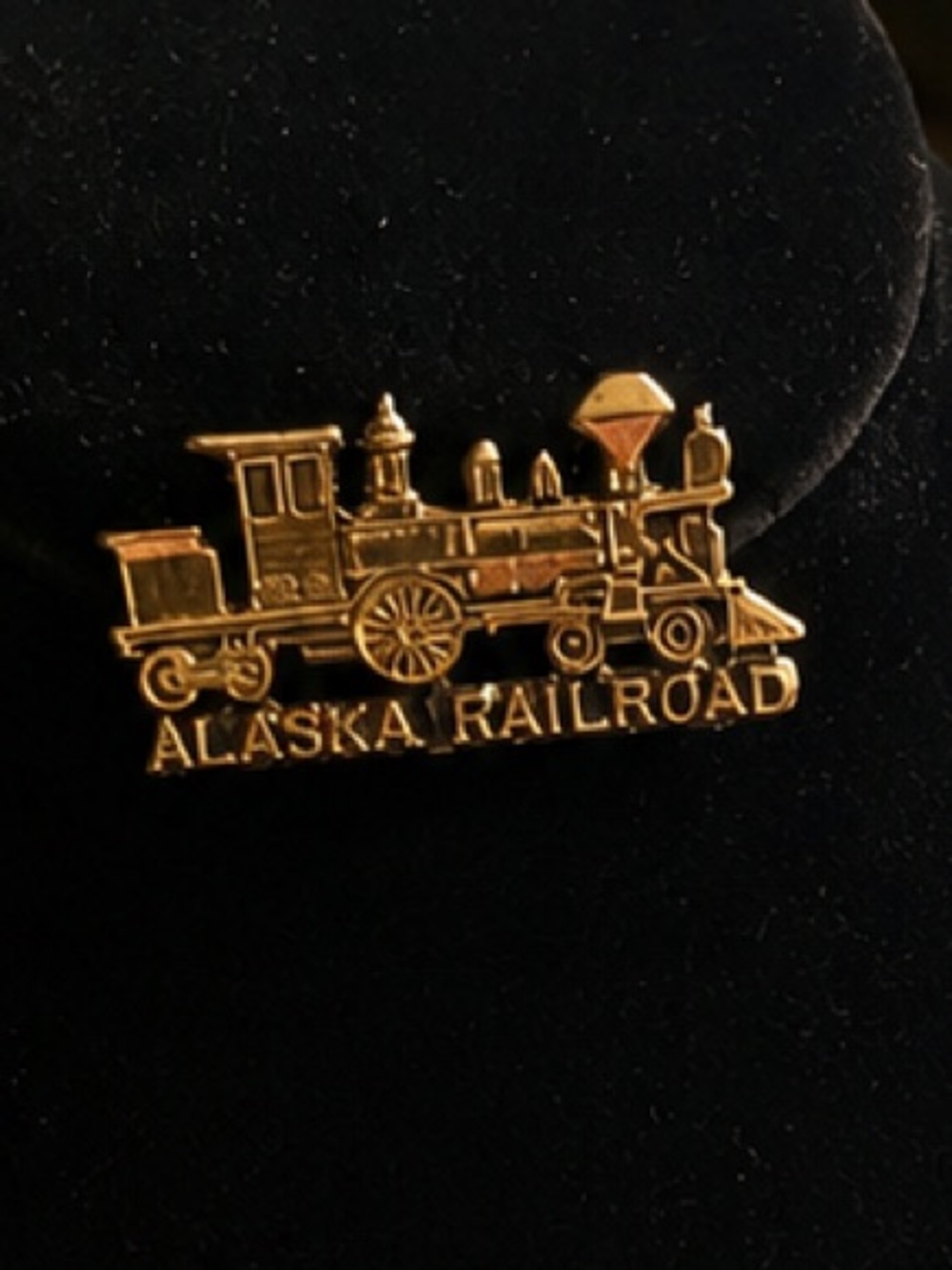 Vintage Alaska Railroad Steam Locomotive Gold Tone Souvenir Lapel Pin Train Trav